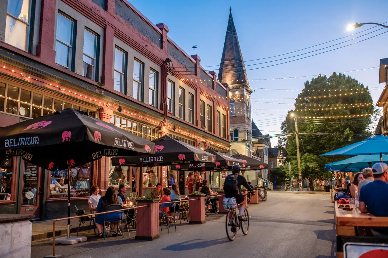 People on restaurant patio - 10 - Victoria