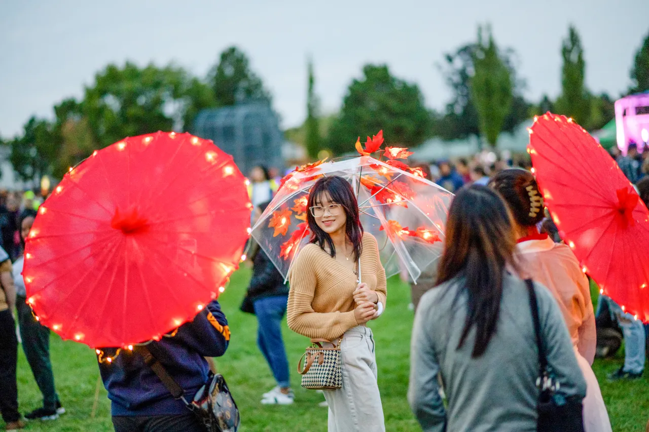 People with umbrellas - 1