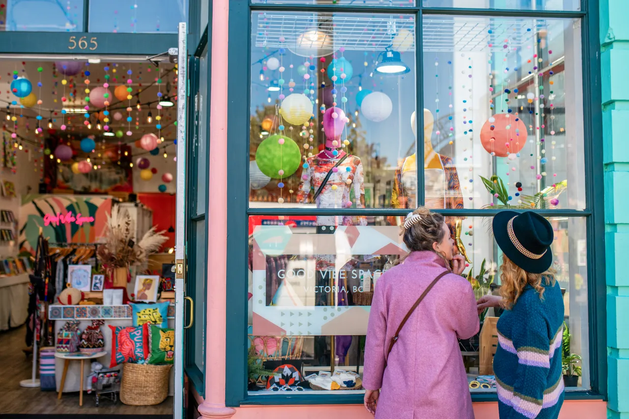 Women in front of store - 1 - Victoria