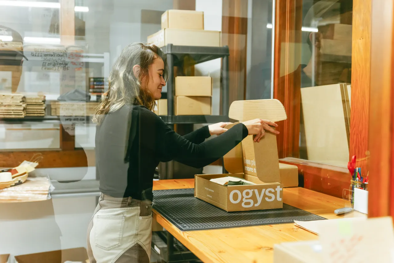Woman packing order box - 2 - Ecologyst - Victoria