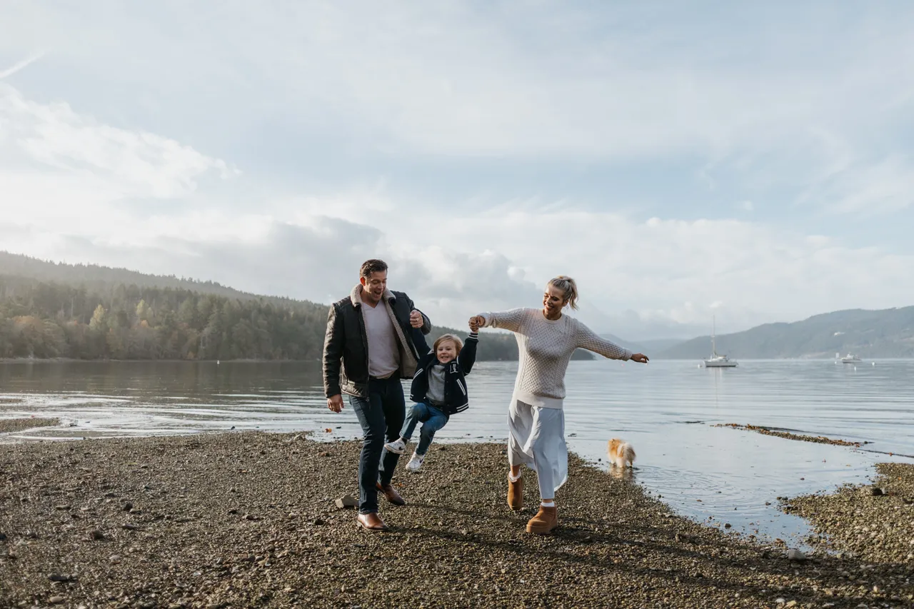 Family by ocean - 22 - Coles Bay