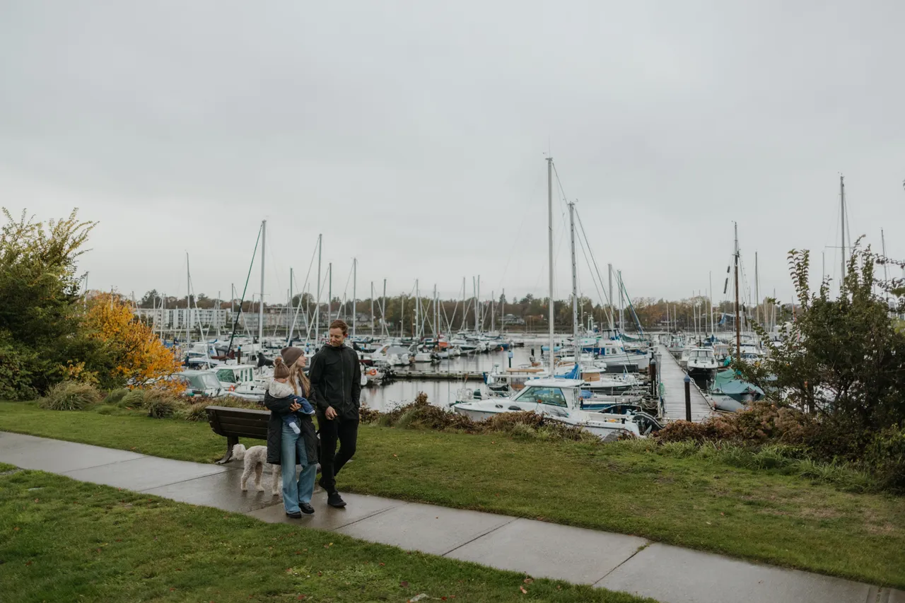 Family walking outdoors - 10 - Oak Bay
