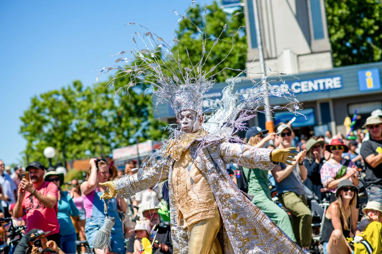 People watching street performer
