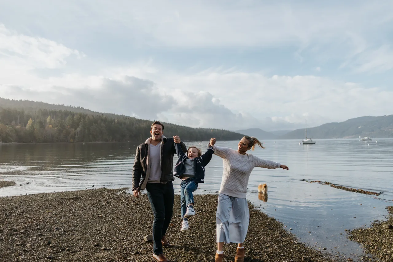 Family by ocean - 21 - Coles Bay