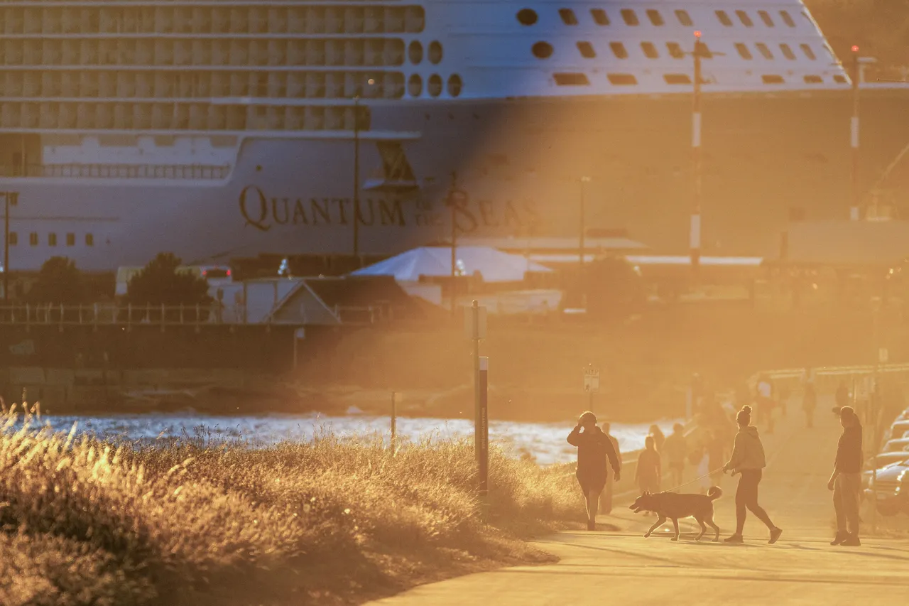 People by ferry - 1