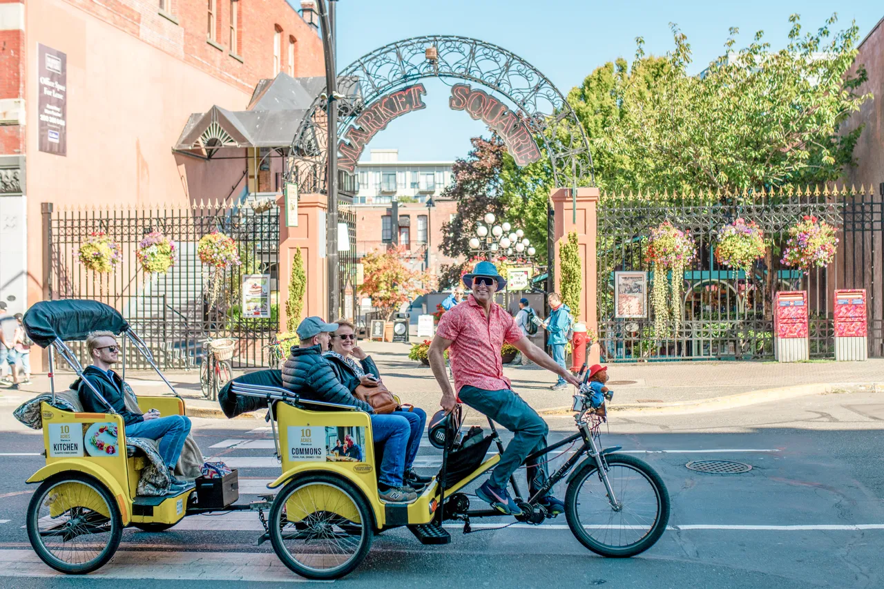 Tourists in rickshaw - 1 - Victoria