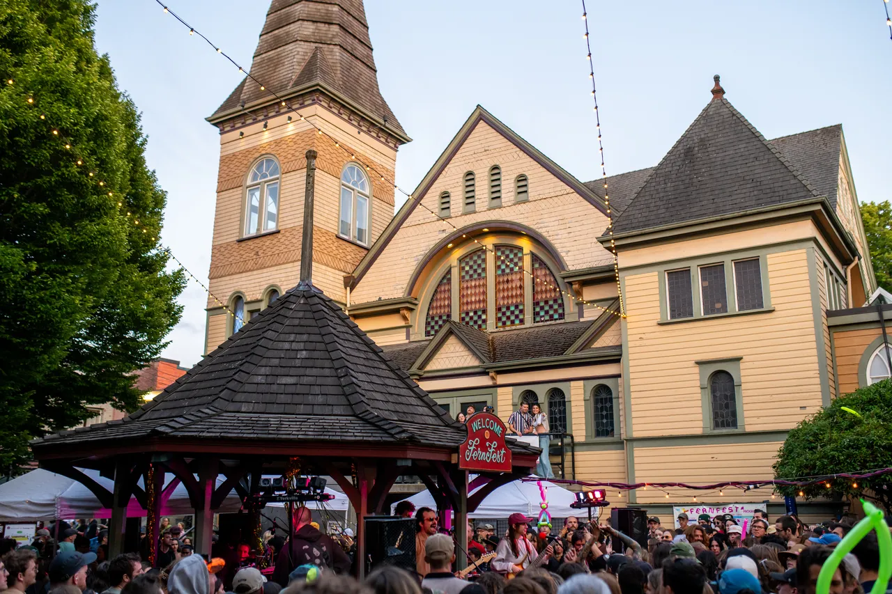 Fernwood Square and Crowd
