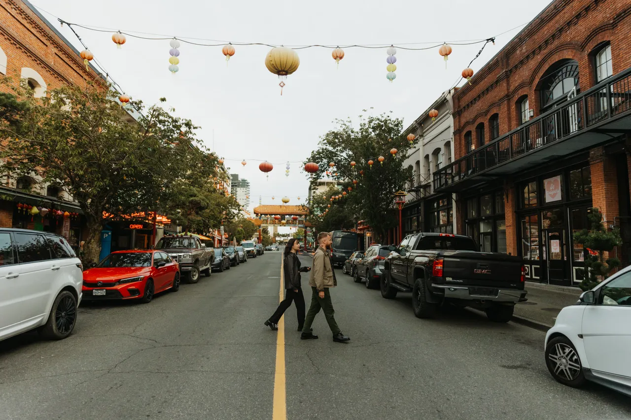 Couple in downtown - 5 - Victoria
