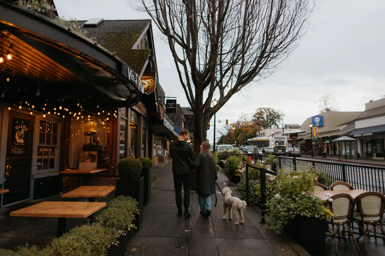 Family walking outdoors - 13 - Oak Bay