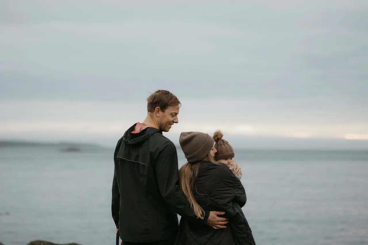 Family by ocean - 26 - Oak Bay