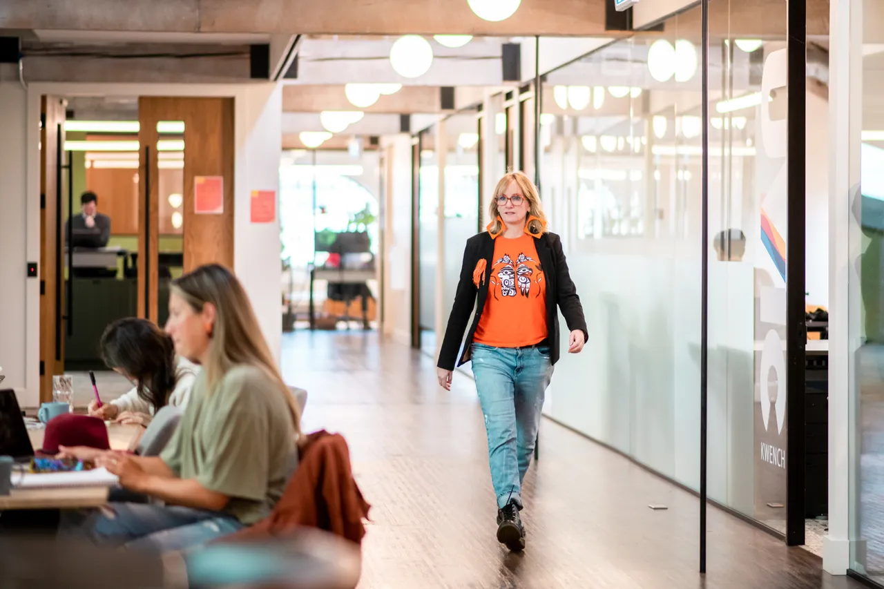 Woman walking in coworking space - KWENCH - Victoria