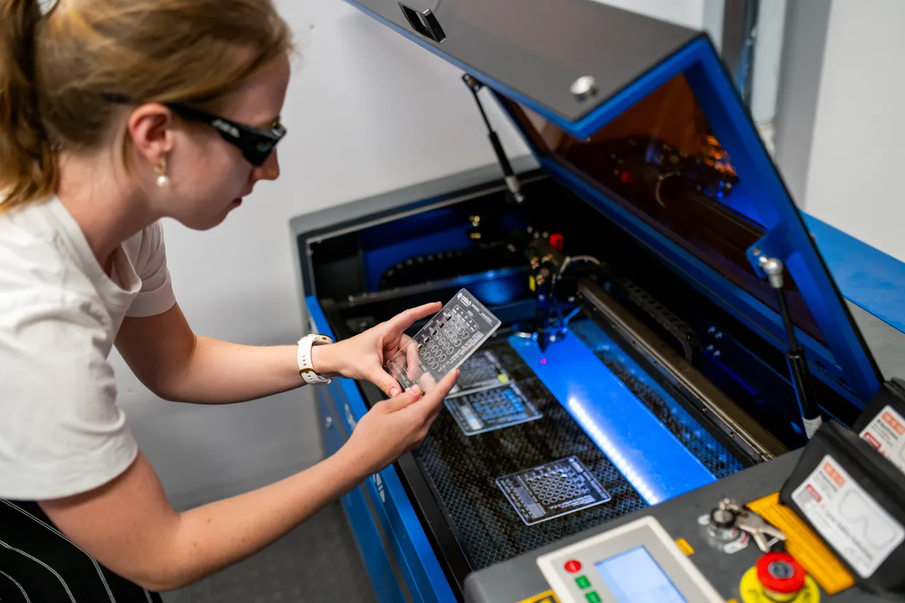 Using equipment - 2 - UVIC Aerospace Lab - Victoria