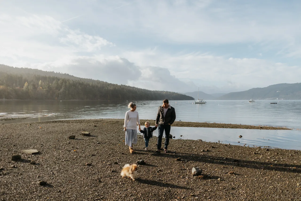 Family by ocean - 23 - Coles Bay