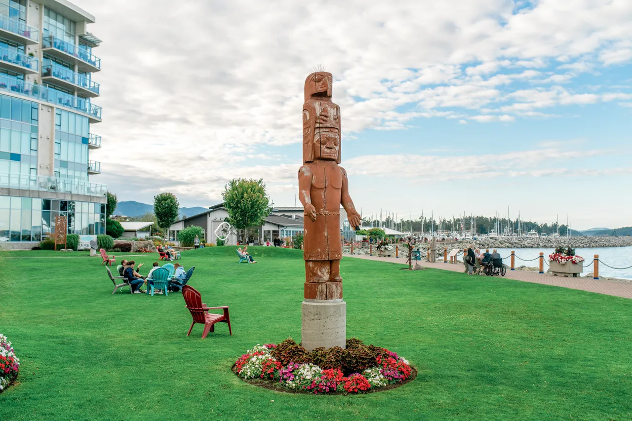 Totem on green grass - 2- Sidney