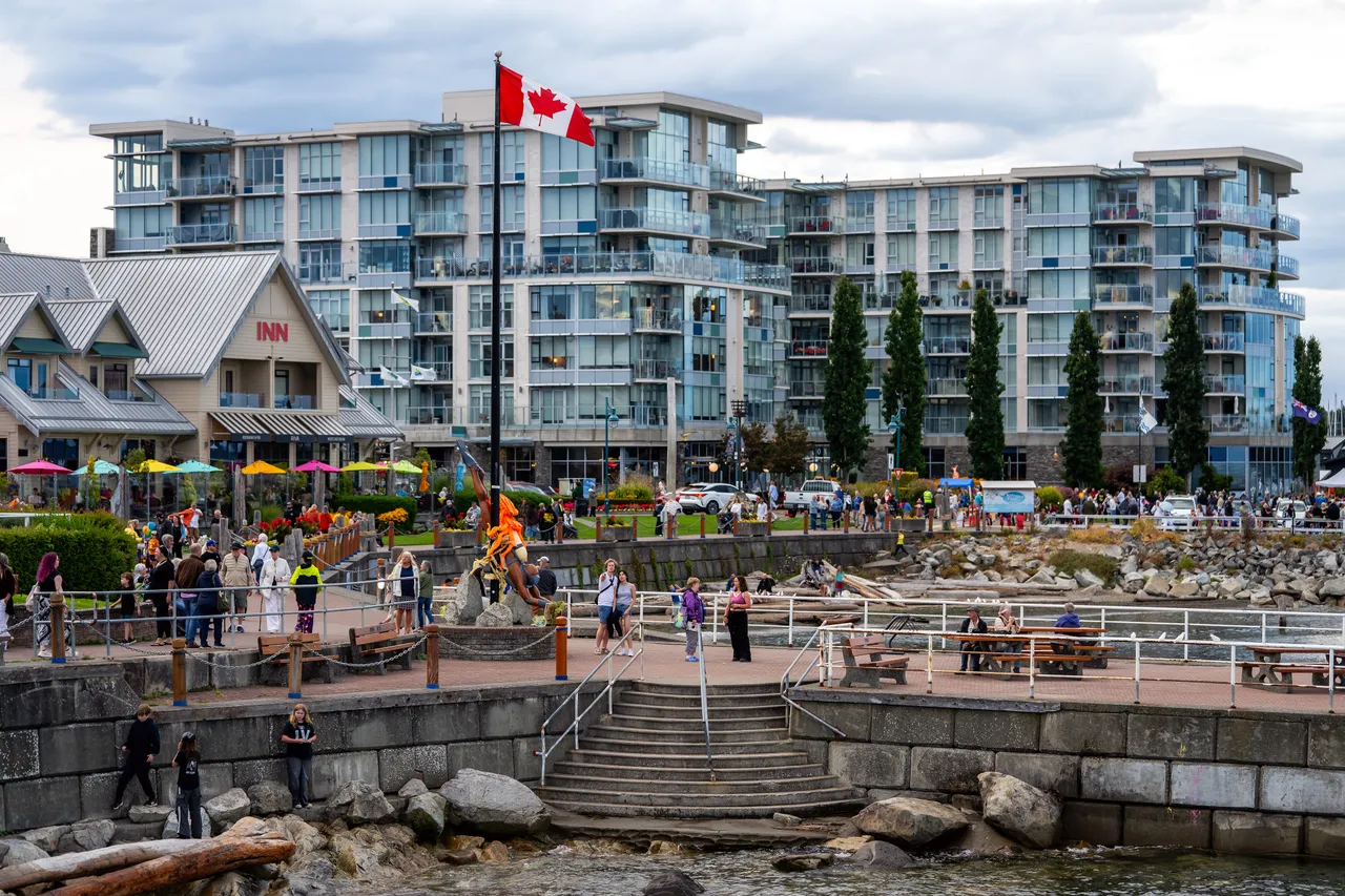 Sidney Waterfront with Inn, Apartments and Flag