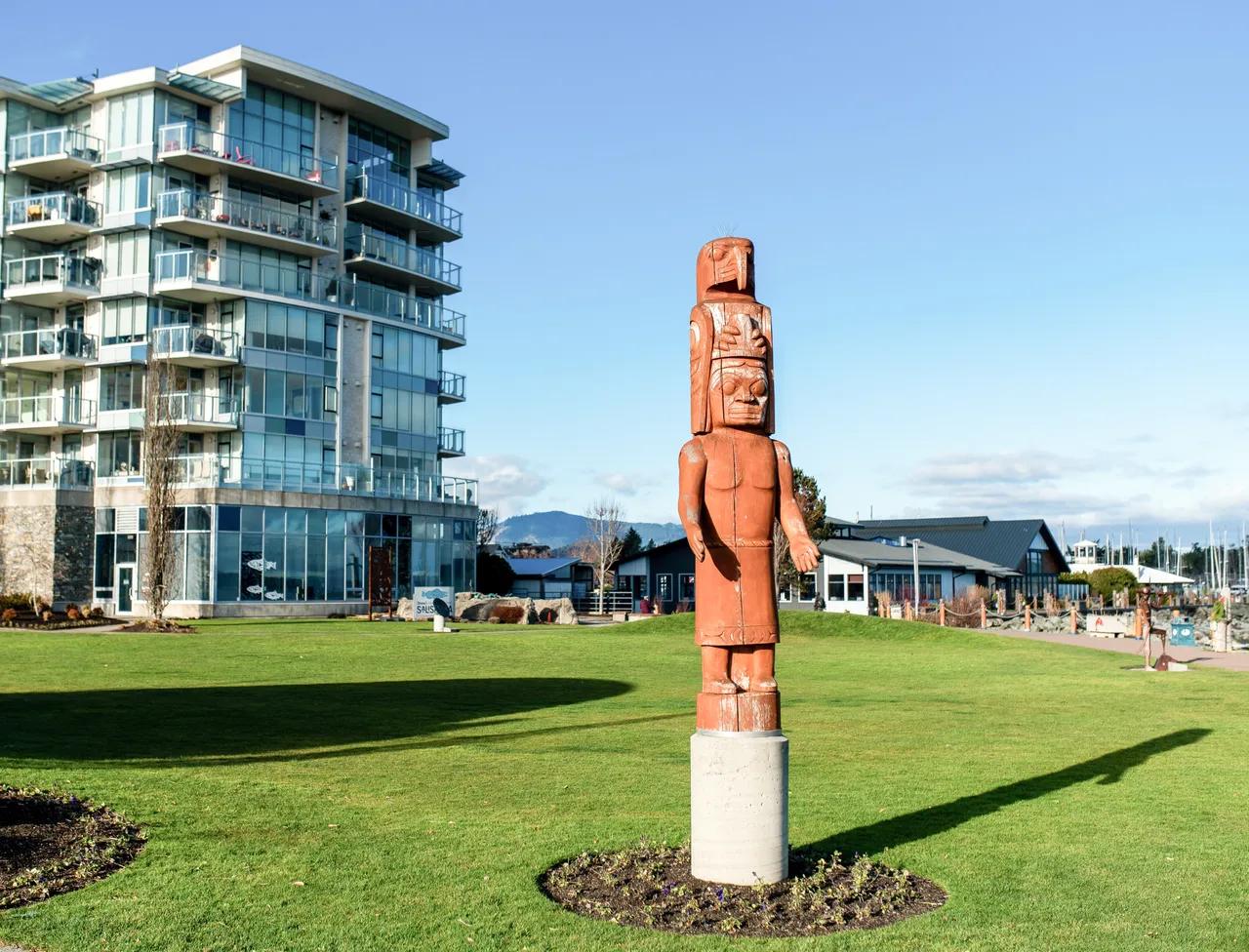 Totem on green grass - 1- Sidney