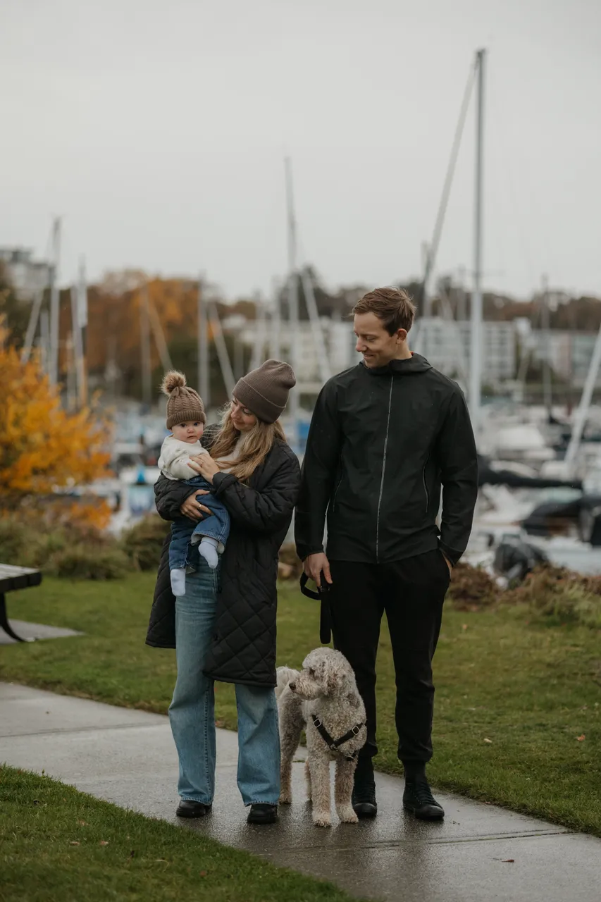 Family walking outdoors - 11 - Oak Bay
