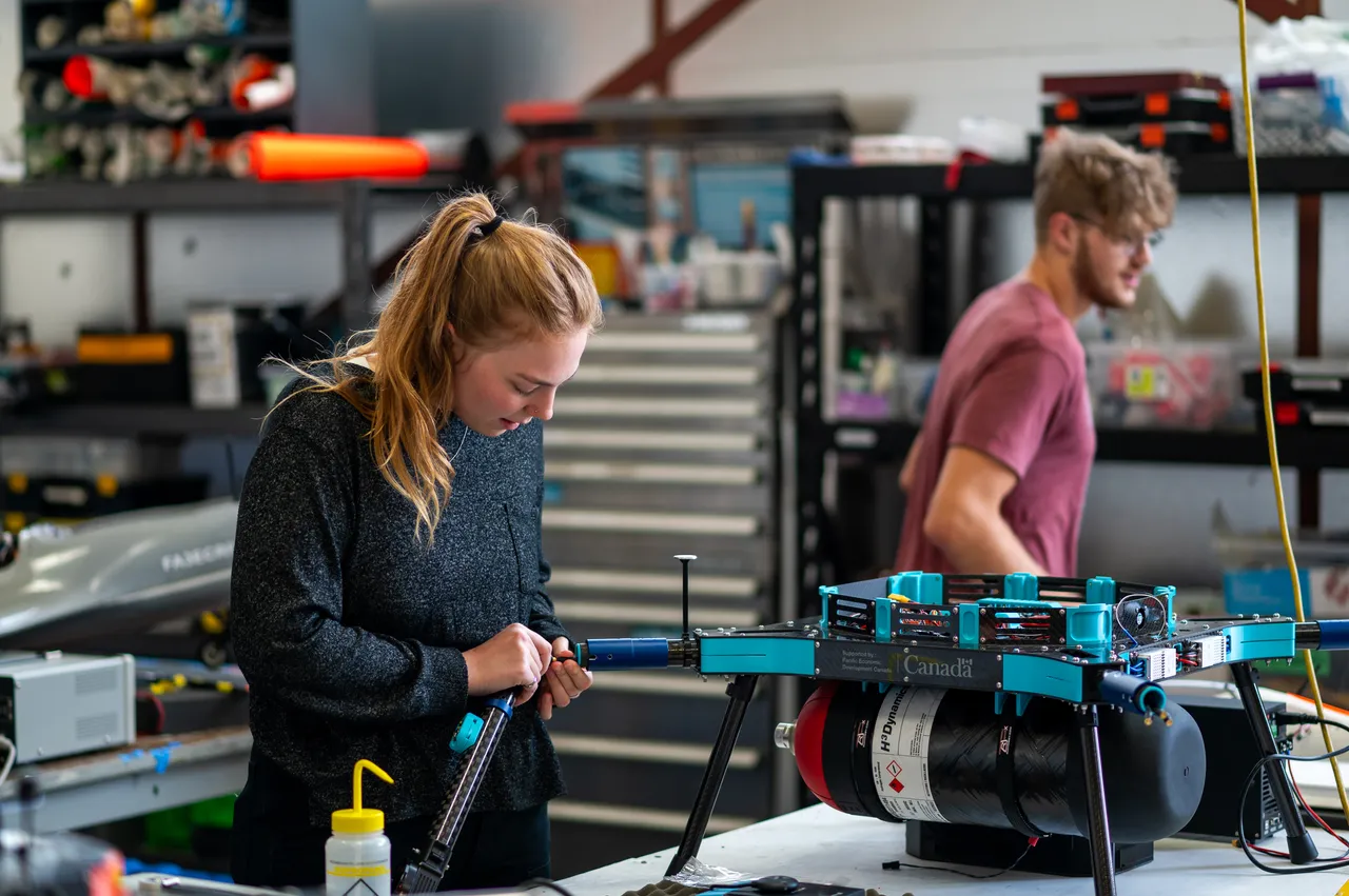 Using equipment - 6 - UVIC Aerospace Lab - Victoria