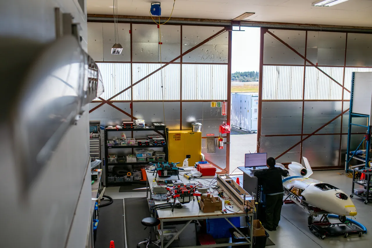 Using equipment - 7 - UVIC Aerospace Lab - Victoria