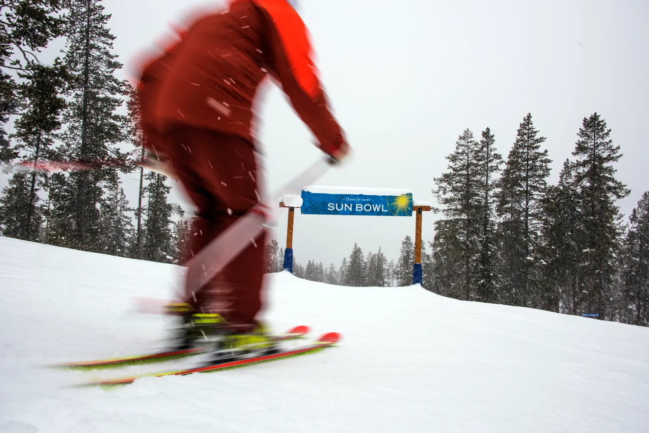 Piste skiing - snowboarding