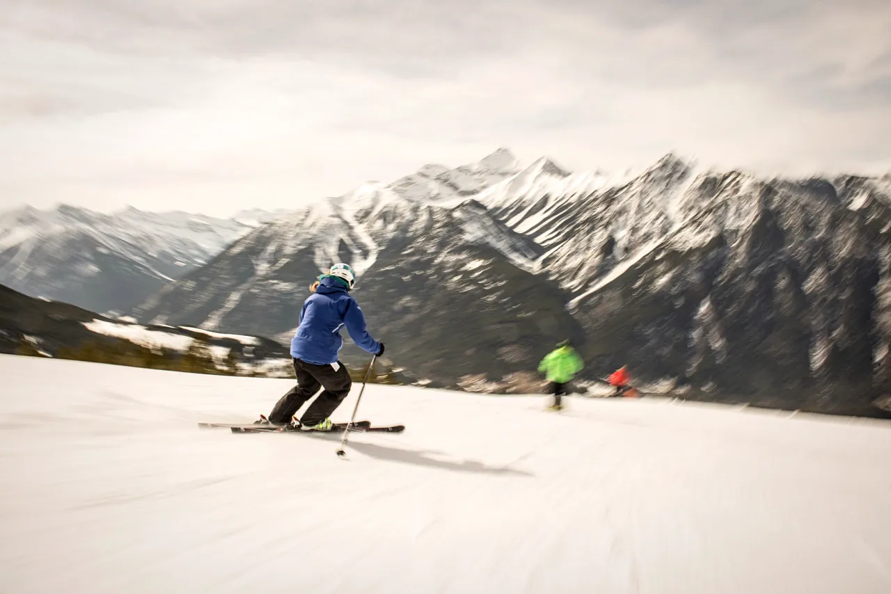 Piste skiing - snowboarding