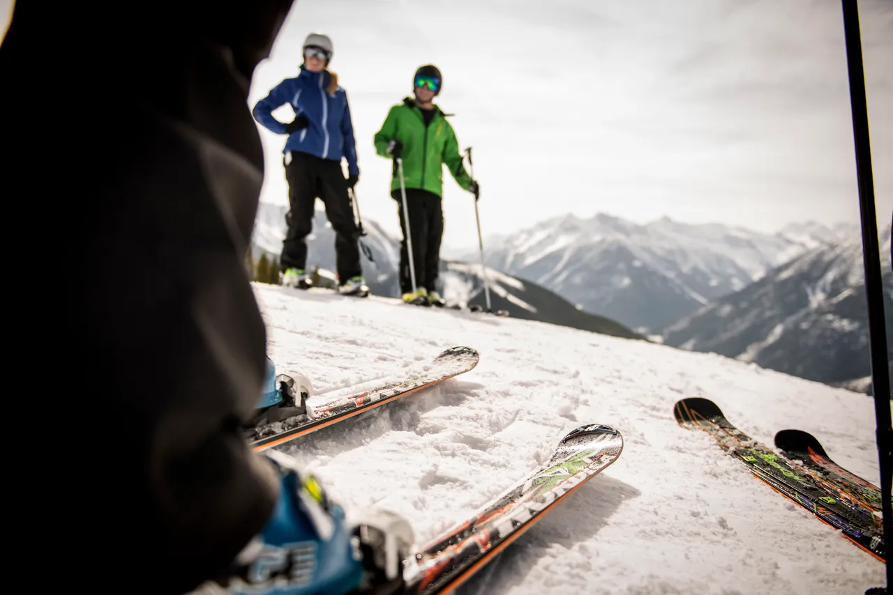 Piste skiing - snowboarding