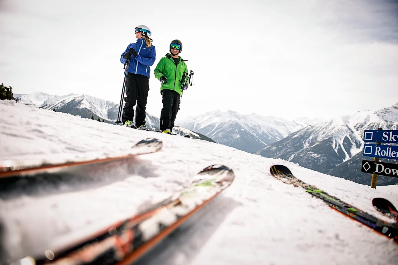 Piste skiing - snowboarding