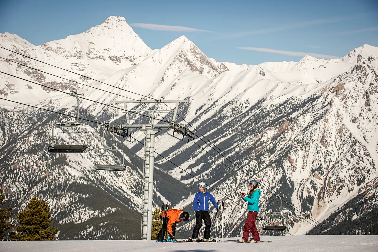 Piste skiing - snowboarding
