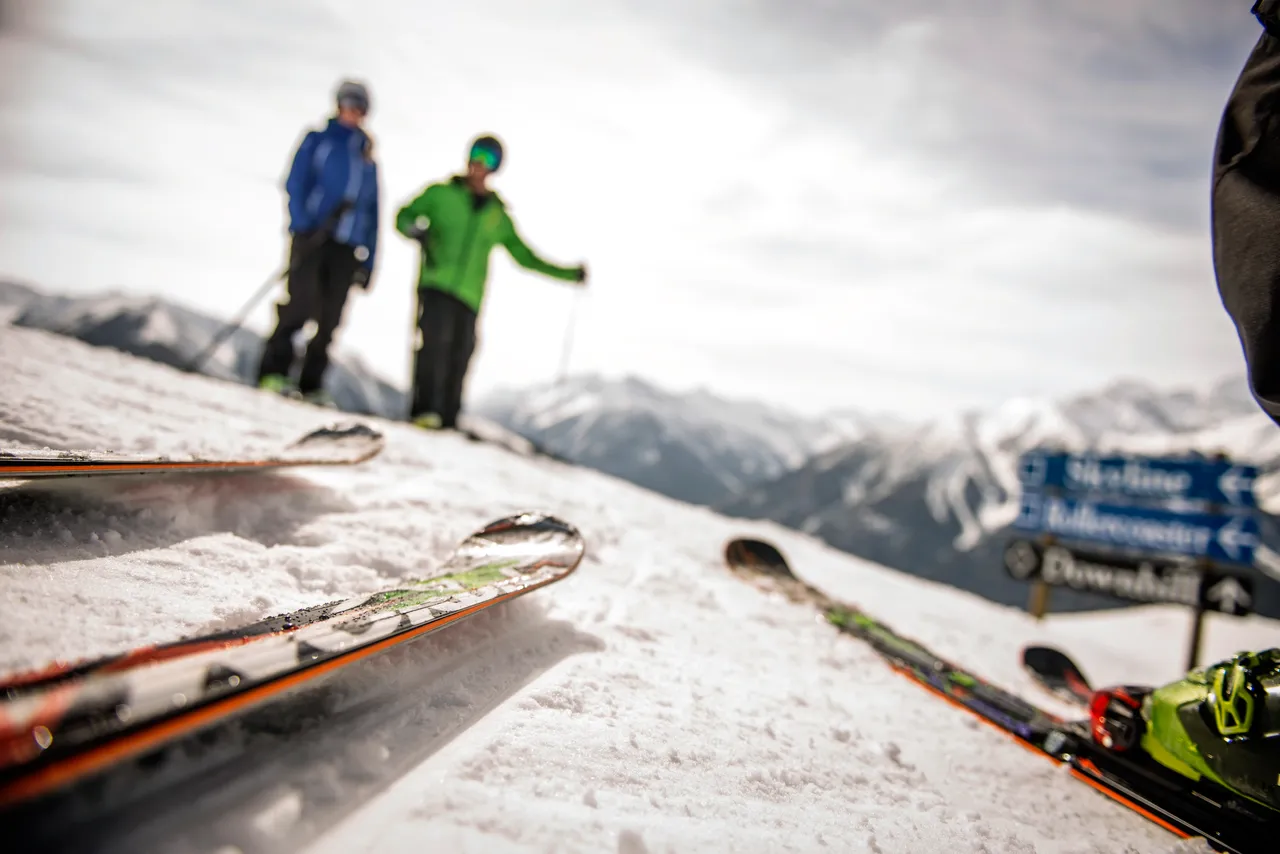 Piste skiing - snowboarding