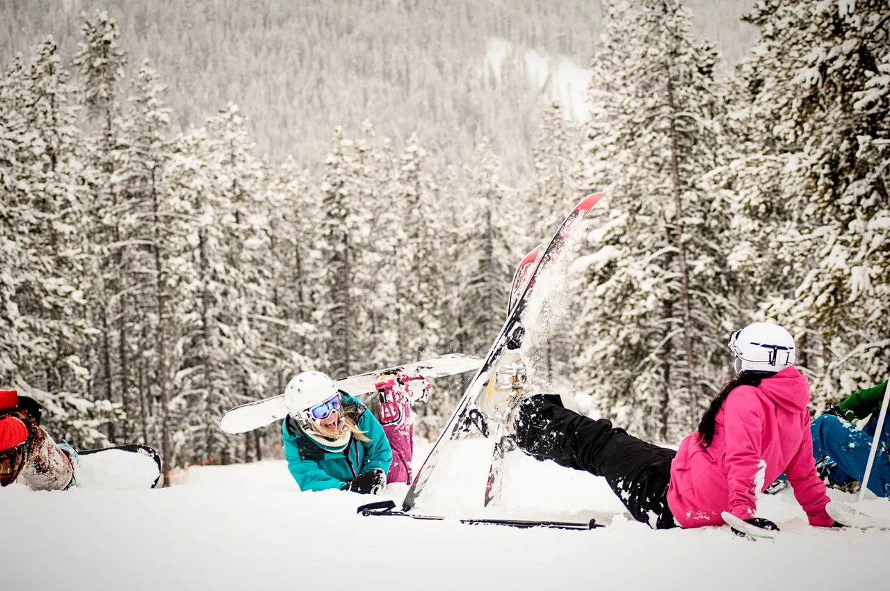 Piste skiing - snowboarding