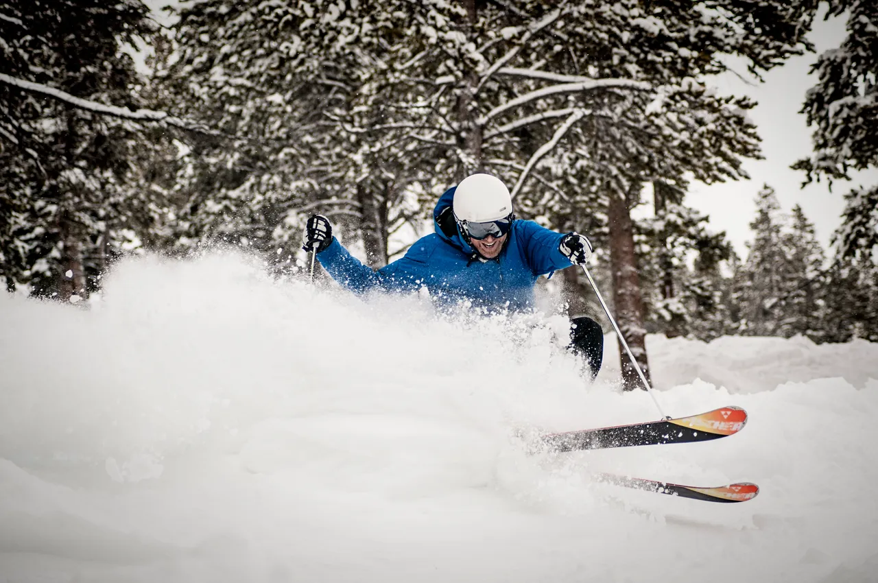Powder skiing - snowboarding