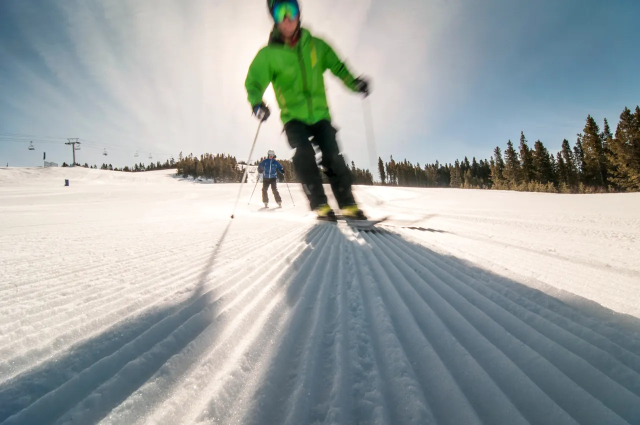 Piste skiing - snowboarding