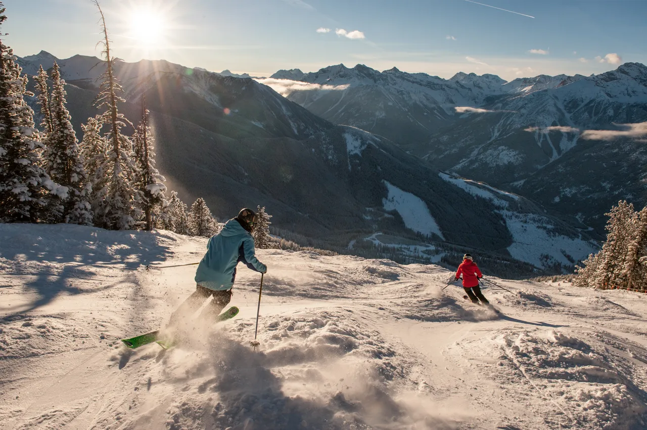 Piste skiing - snowboarding