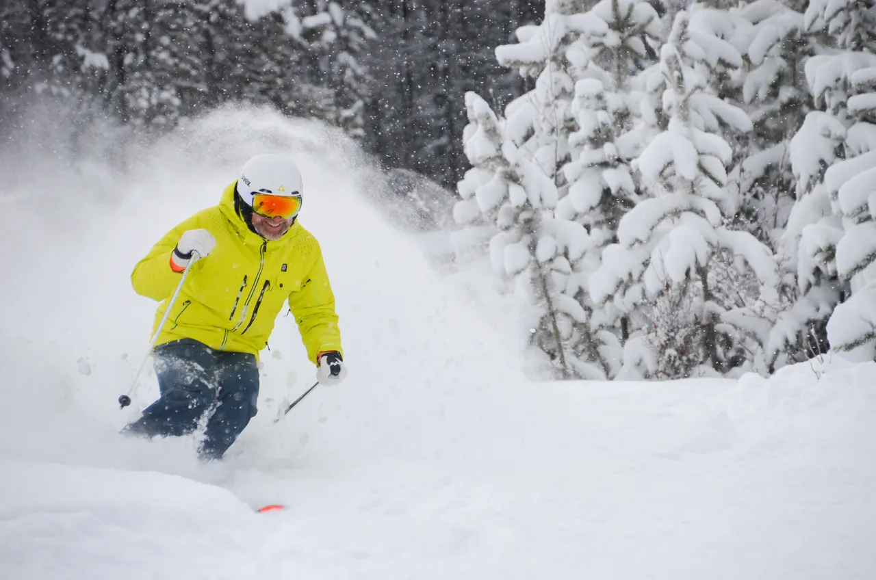 Powder skiing - snowboarding