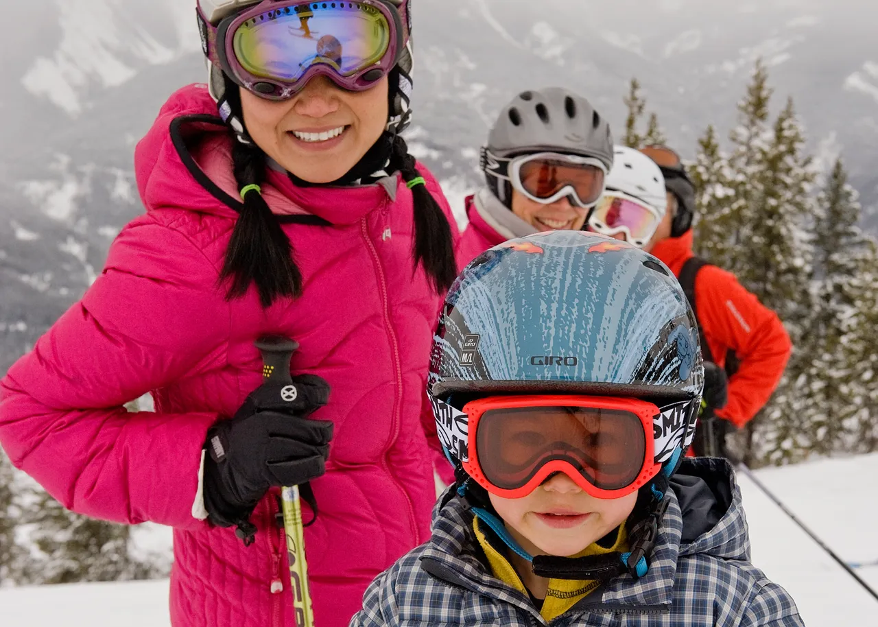 Piste skiing - snowboarding