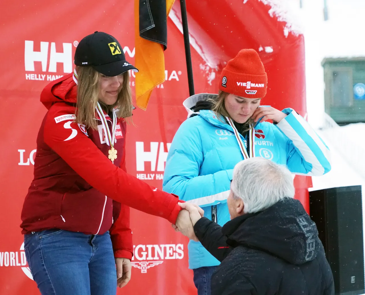 Women's DH | Medal Ceremony