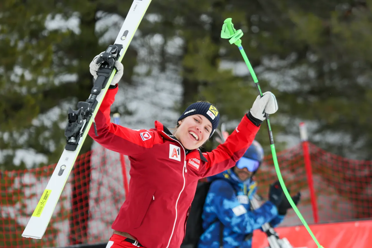Women's DH | Flower Ceremony