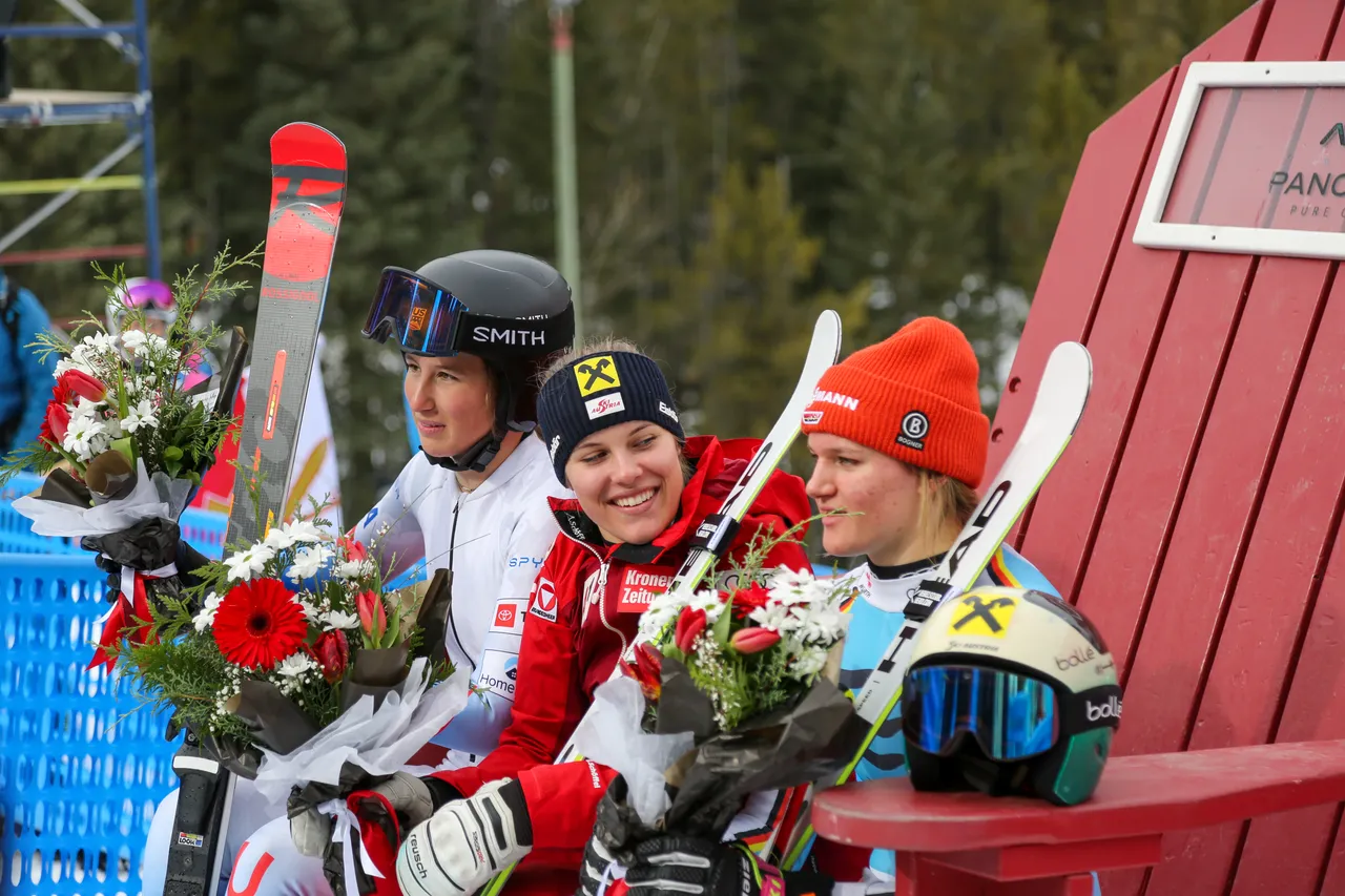 Women's DH | Flower Ceremony