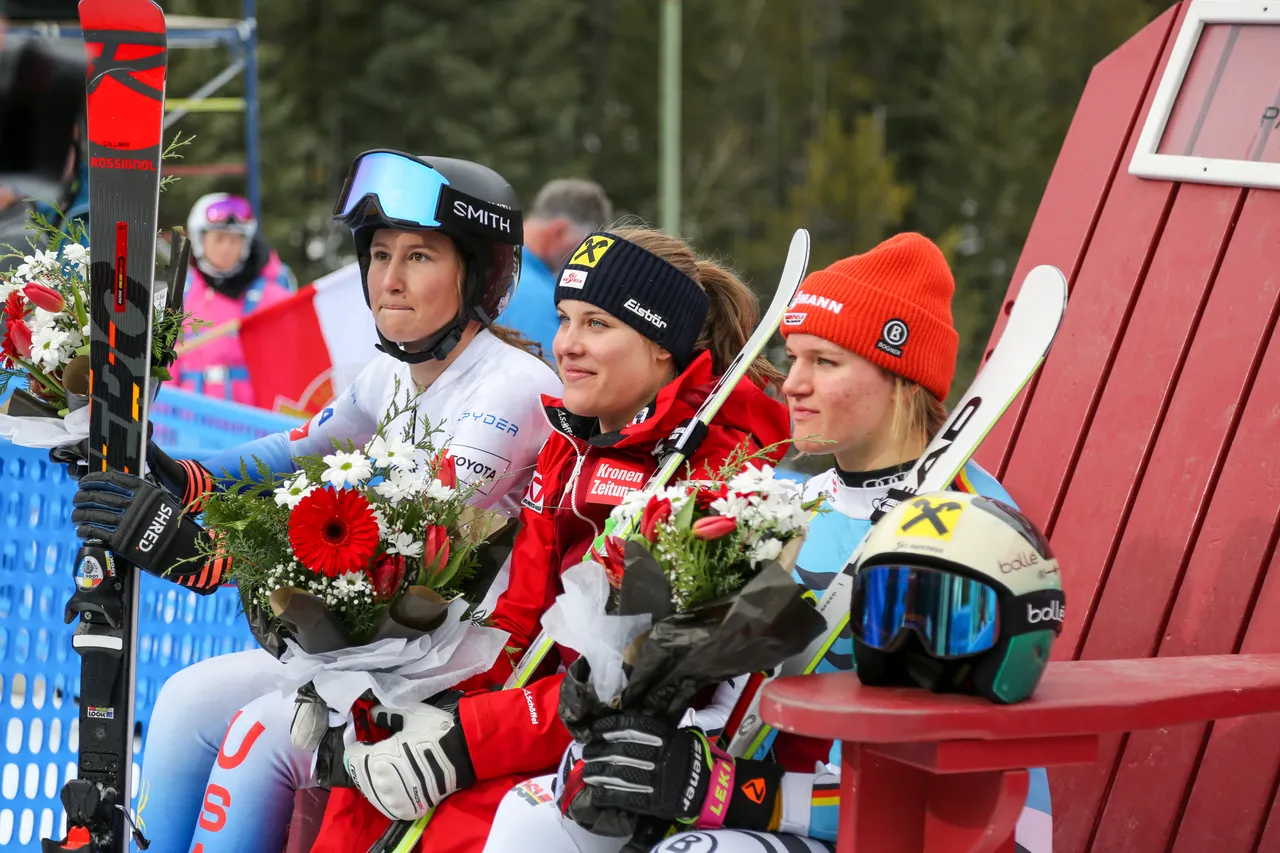 Women's DH | Flower Ceremony
