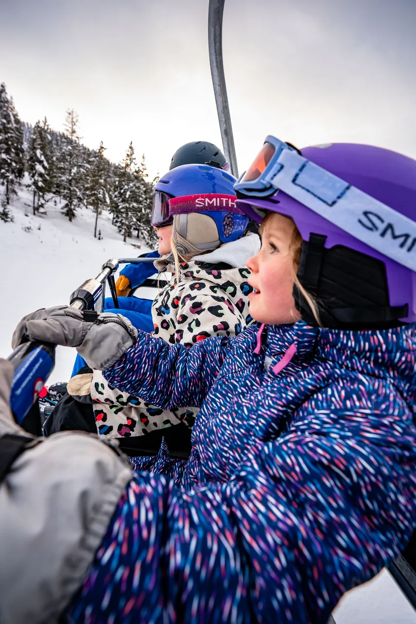 2024-12-15-pano-children-skiing-sm-175