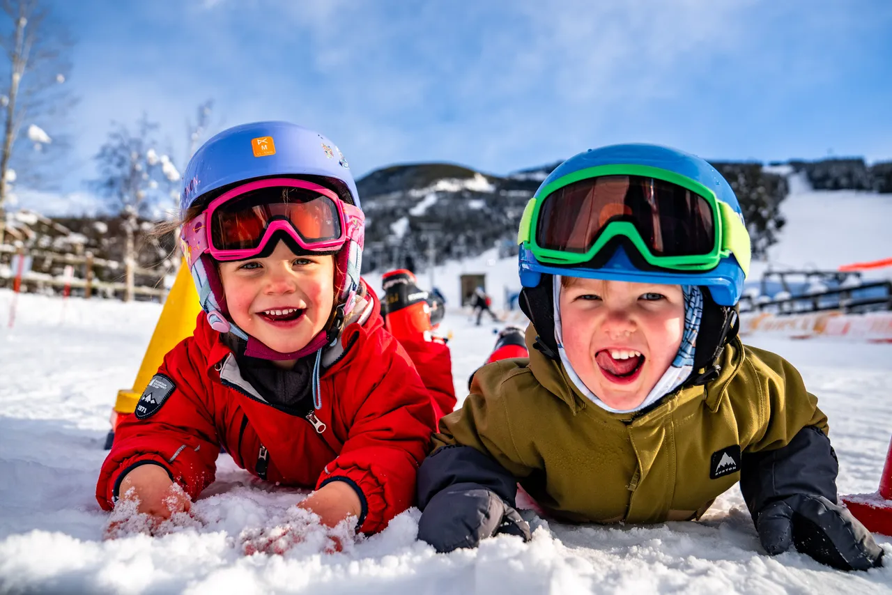 2024-12-15-pano-children-skiing-sm-153