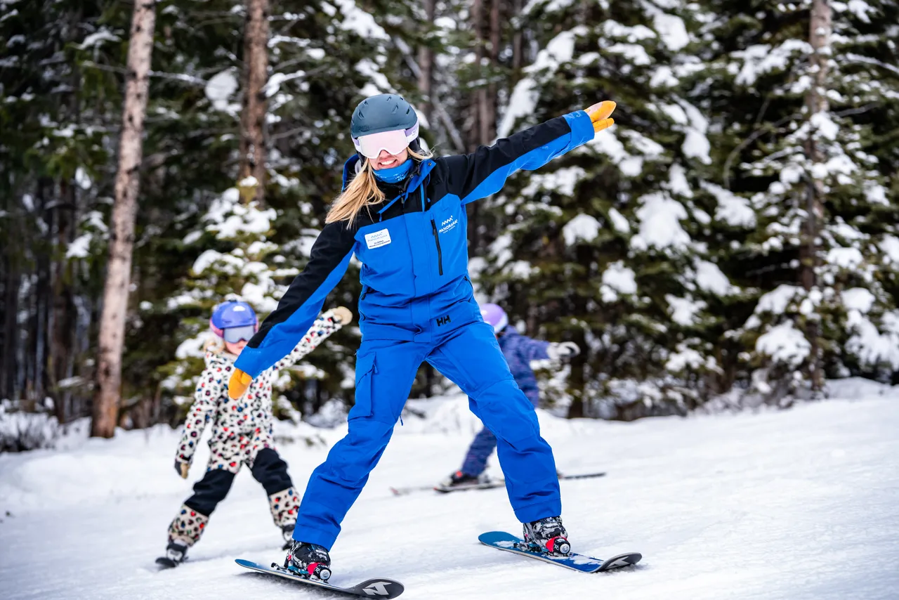 2024-12-15-pano-children-skiing-sm-215