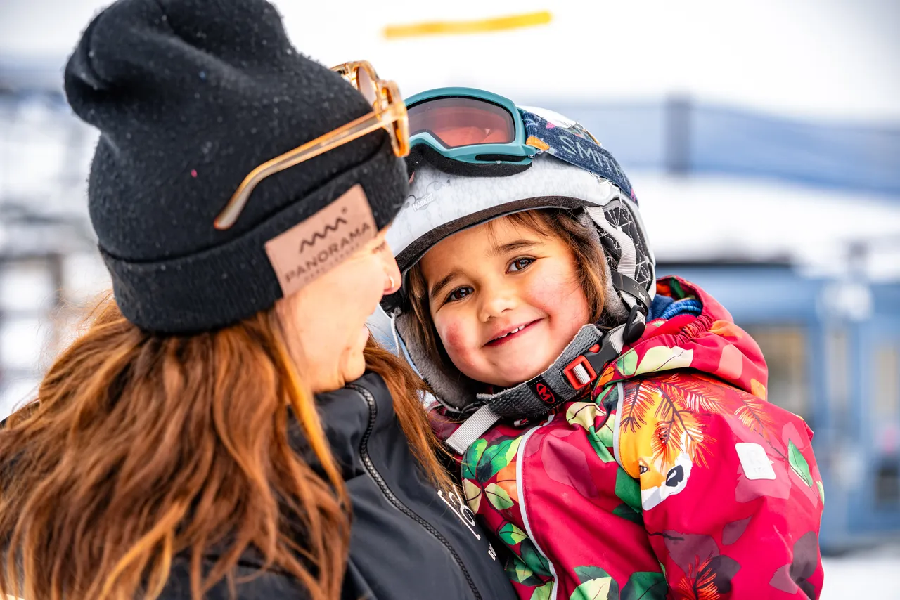 2024-12-15-pano-children-skiing-sm-222
