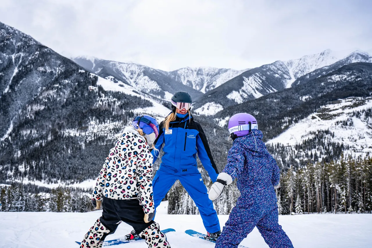 2024-12-15-pano-children-skiing-sm-190