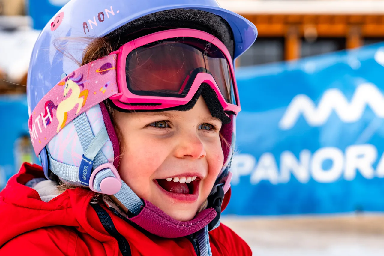 2024-12-15-pano-children-skiing-sm-135
