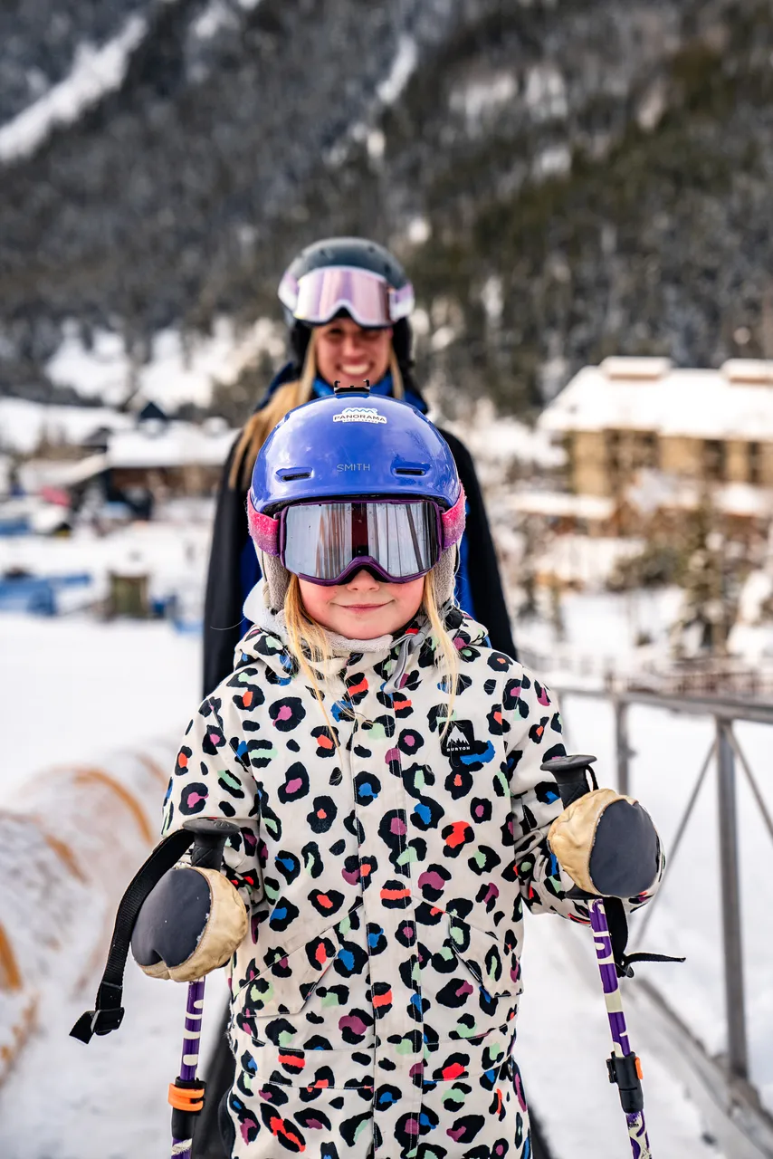 2024-12-15-pano-children-skiing-sm-114