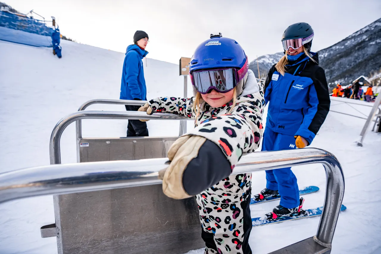 2024-12-15-pano-children-skiing-sm-169