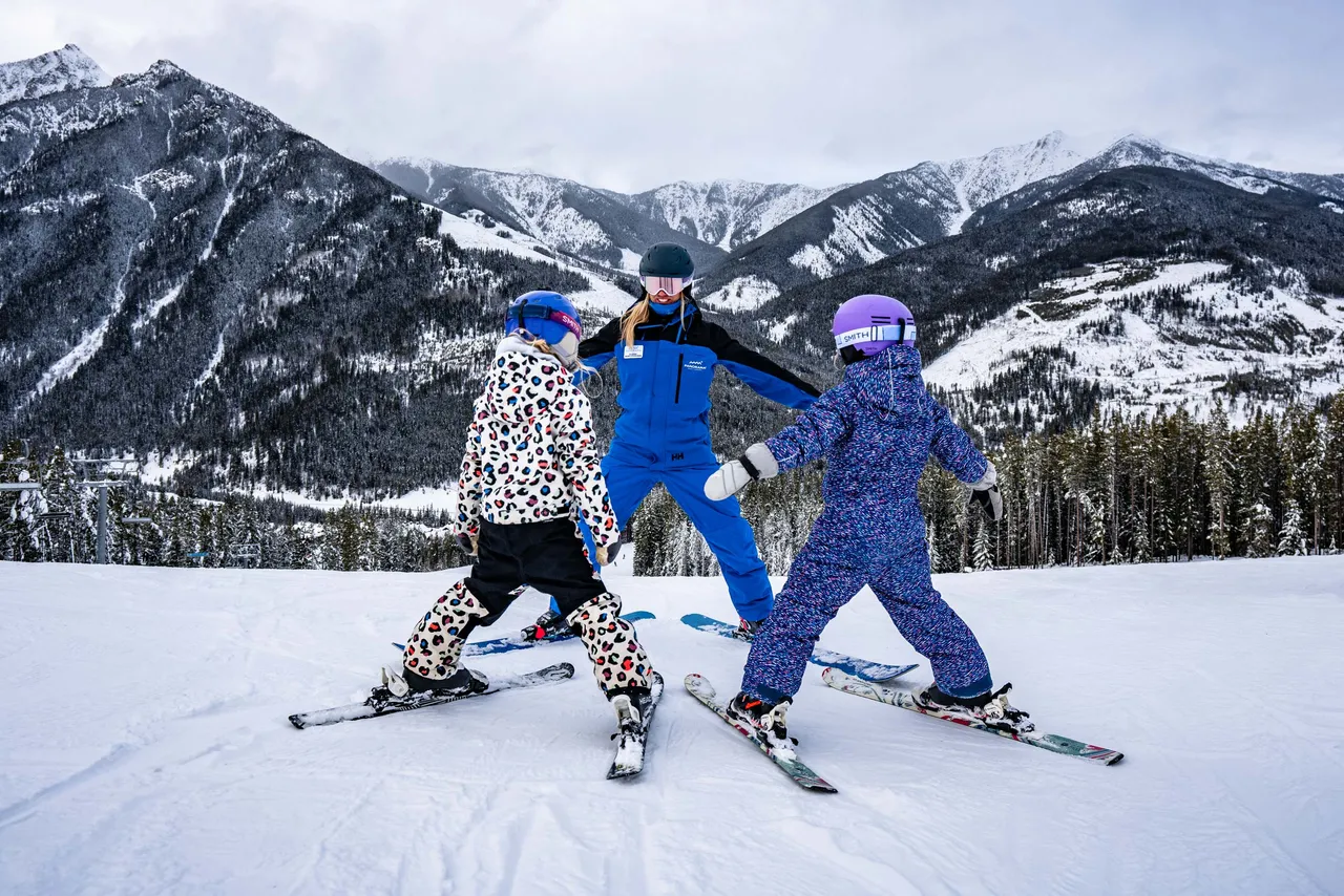 2024-12-15-pano-children-skiing-sm-191