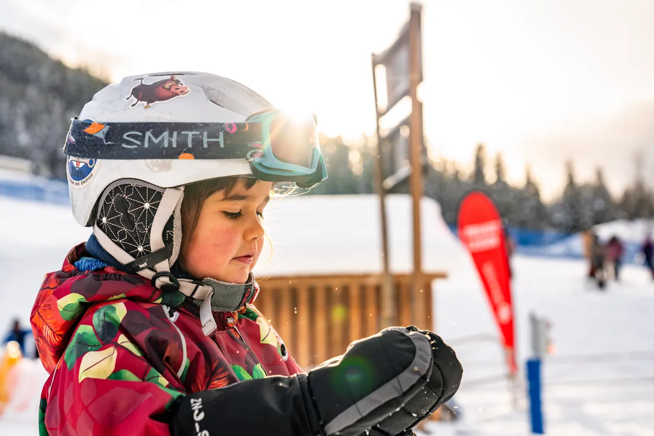 2024-12-15-pano-children-skiing-sm-156